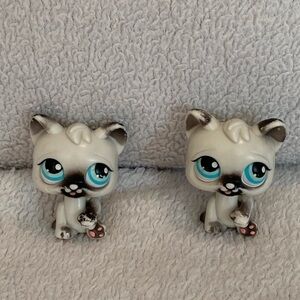 Vintage 2005 Two  Littlest Pet Shop LPS Siamese Cats Licking Paws Magic Motion